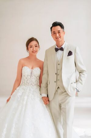 吳宗憲二女兒Vivian（吳則含，左）與朱立倫外甥蔣豐蔚（Wilson，右）結婚，2人婚後育有1女1子。（容易文創提供）