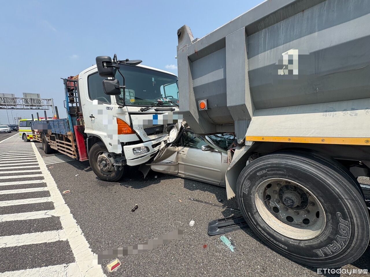 國8新市段3連撞 轎車遭2大車夾擊慘狀曝!2人受傷送醫