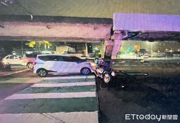 外送員車禍倒地!後方白車驚險煞停...駕駛嚇壞:還好沒撞到