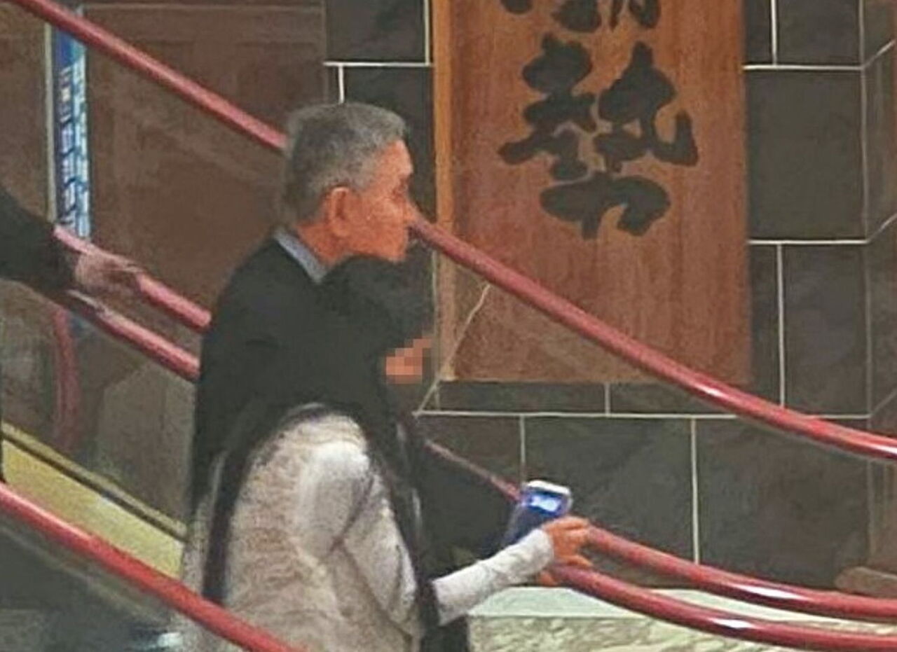 王文洋熱戀小54歲女大生 直擊百貨美食街約會