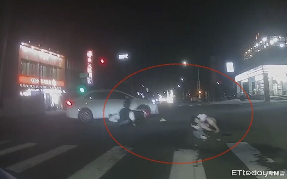 高雄驚悚車禍!左轉機車與直行轎車相撞 雙載男女慘摔