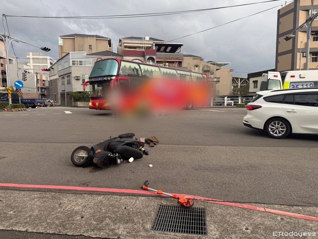 苗栗載安親班學童遊覽車轉彎碰撞機車 騎士腰部遭巨輪輾壓