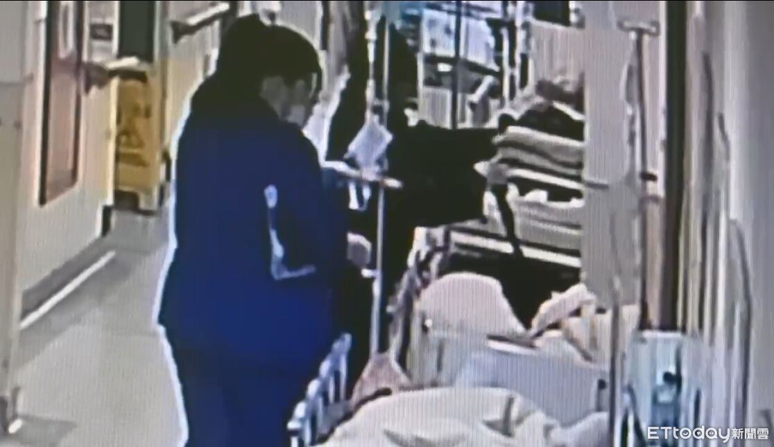 急診室暴力!醉男送醫發酒瘋「肘擊護理師」 警上銬逮捕偵辦