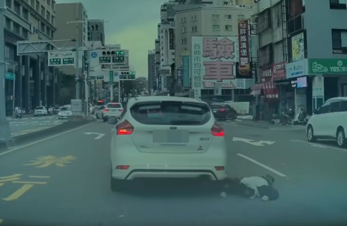 台中騎士左轉撞路邊車彈飛趴地!後車輾過手臂...酒測值0.88