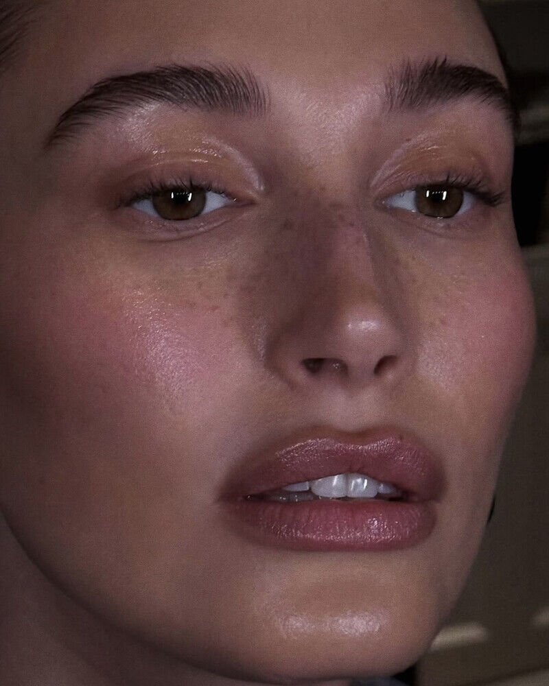 Hailey Bieber怎麼靠淡妝也上鏡？2026「Clean Girl妝感」幕後推手4秘訣：底妝不用再追求全遮瑕