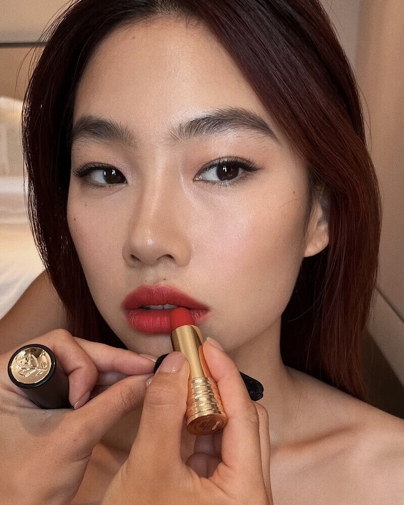 Hailey Bieber怎麼靠淡妝也上鏡？2026「Clean Girl妝感」幕後推手4秘訣：底妝不用再追求全遮瑕