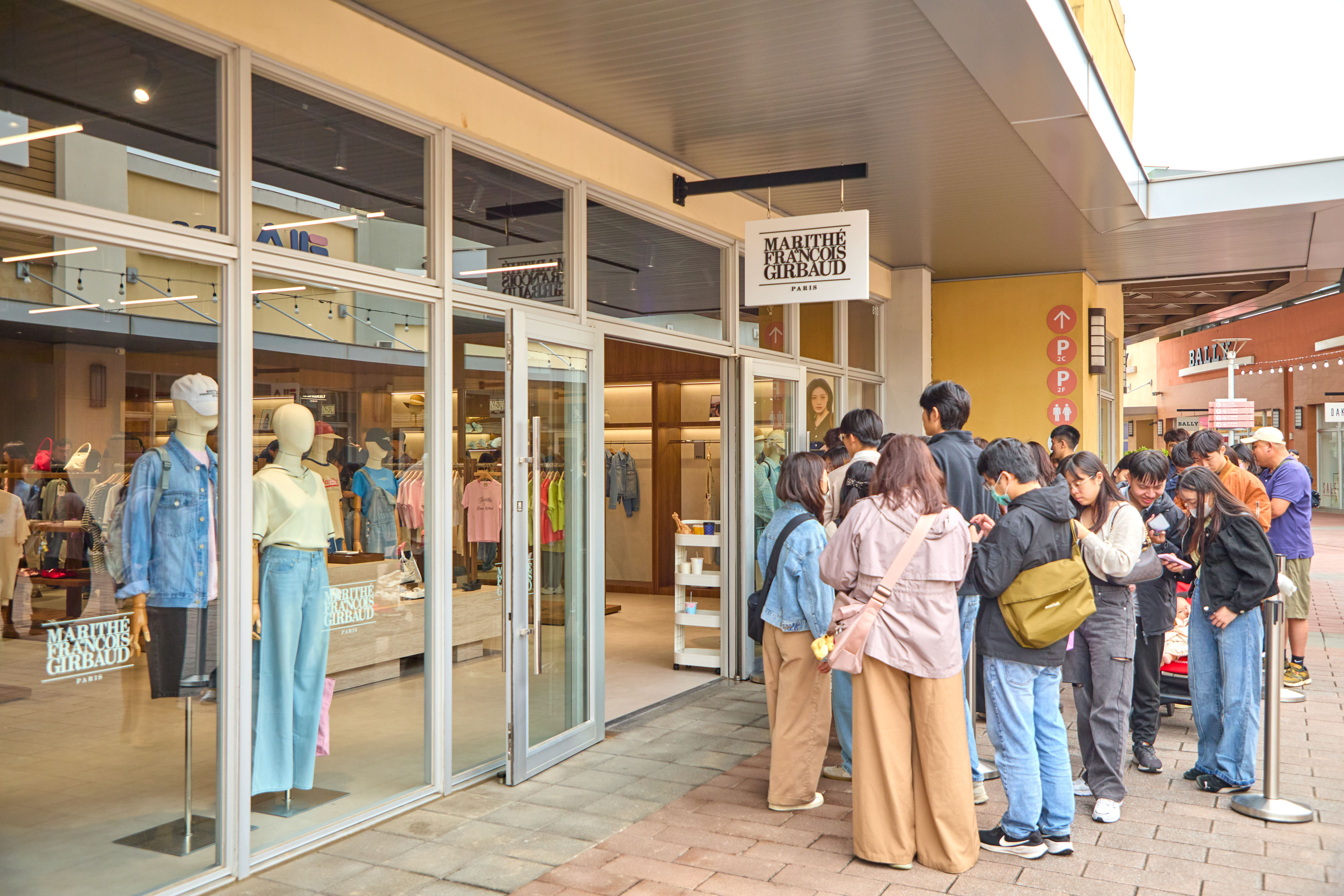 ▲兒童節華泰名品城變身巨型樂園，宏匯廣場泰服體驗免費拍。（圖／業者提供）