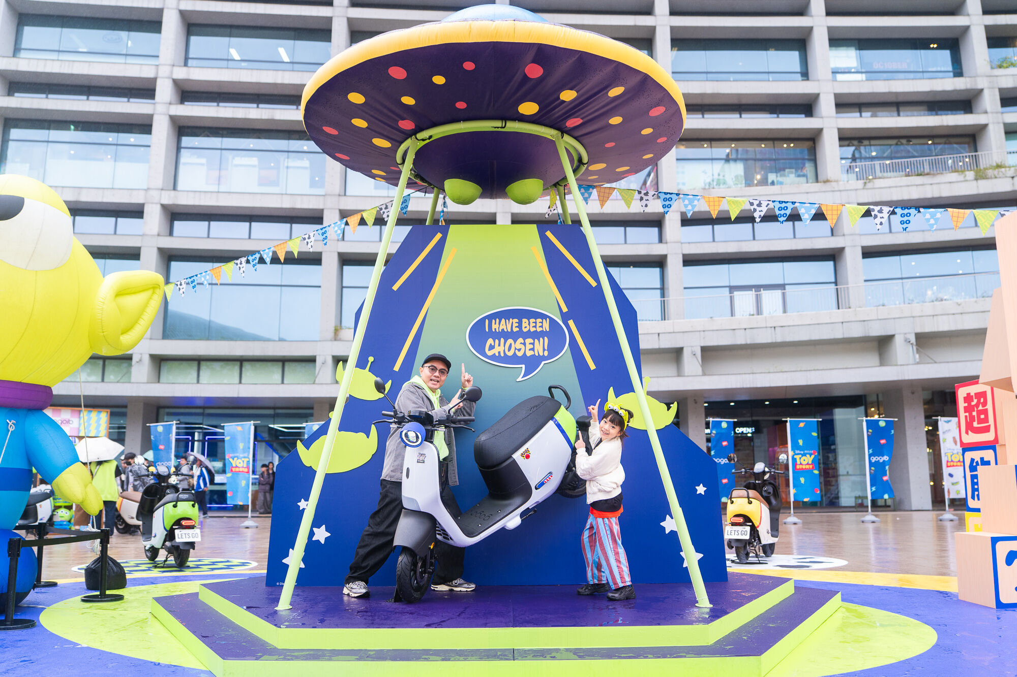 ▲兒童節華泰名品城變身巨型樂園，宏匯廣場泰服體驗免費拍。（圖／業者提供）