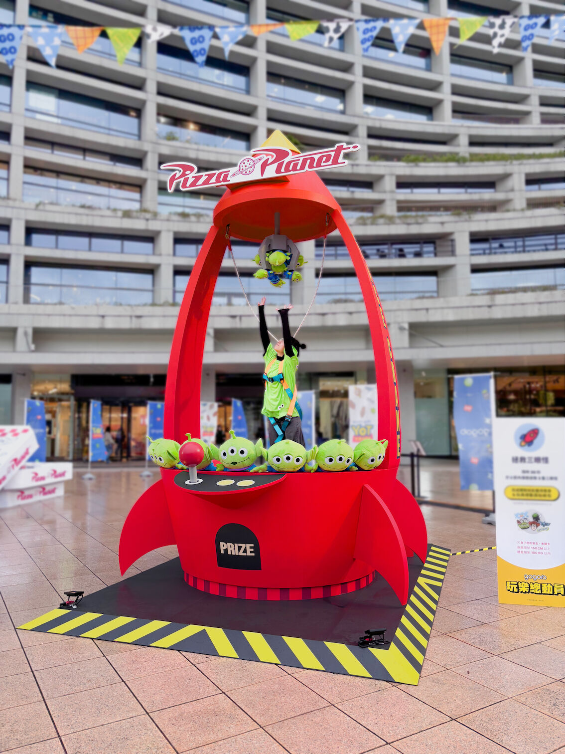 ▲兒童節華泰名品城變身巨型樂園，宏匯廣場泰服體驗免費拍。（圖／業者提供）