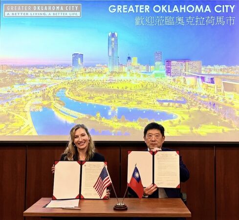 ▲IEAT美洲委員會主委宗緒順(右)與OKC Chamber總裁暨執行長Christy Gillenwater(左)代表簽署MOU。（圖／IEAT提供）