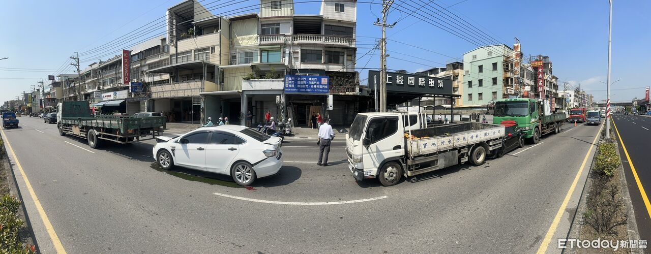 快訊/高雄又傳重大車禍!5車當街連環撞 慘變「夾心」1人送醫