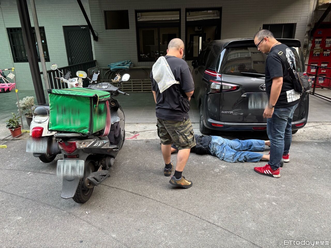 小蜜蜂「送餐贈冷飲」太貼心 中警眼尖揪出是「毒品壓艙」