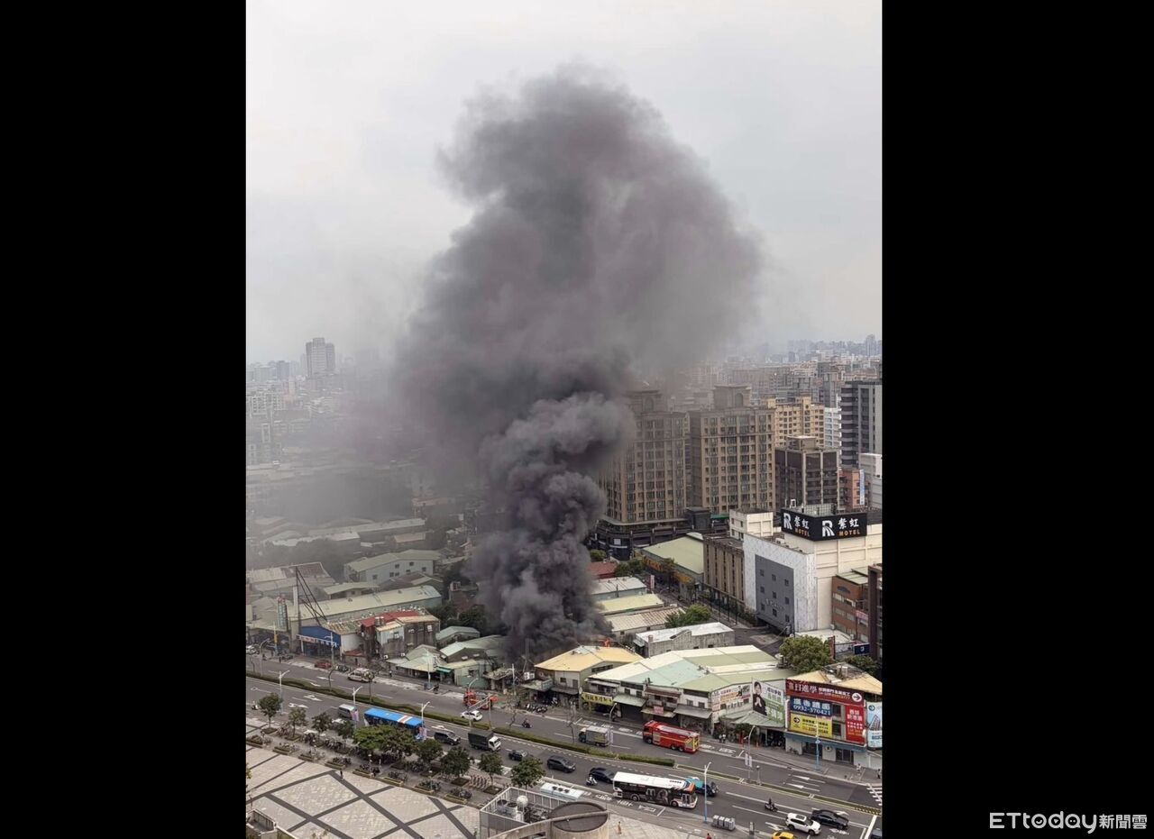 快訊/蘆洲鐵皮倉庫大火!警消15分鐘撲滅 宮廟陣頭用具成灰燼