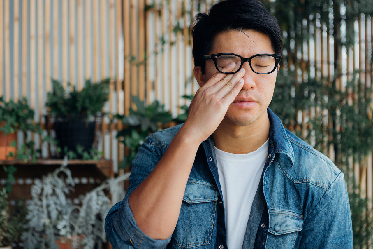 陸男子「眼睛糊糊」以為「飛蚊症」 檢查後驚呆:得了愛滋病