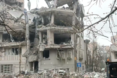 美以空襲伊朗14死27傷！大樓炸毀慘況曝　以軍：可再打好幾周