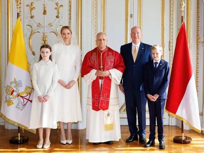 摩納哥王妃見教宗有「白色特權」　與小公主組成最美母女裝