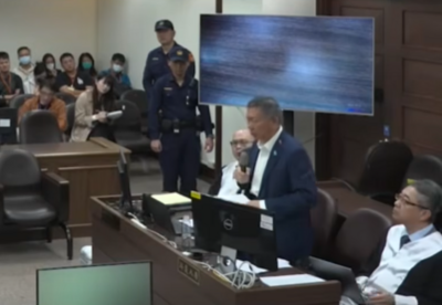 柯文哲庭上哽咽「我家沒傭人」　看陳佩琪跪著擦地板