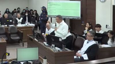 柯文哲哽咽沒傭人「陳佩琪跪著擦地板」　她曝年收：會不會是興趣？