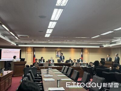 花蓮鯉魚潭船隻超過半年沒人管　立委籲儘速訂處罰規定