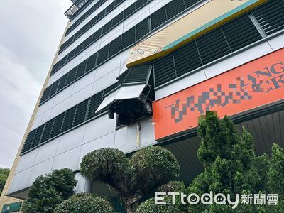 快訊／板橋80歲駕駛「撞破2F停車場牆壁」！　懸空掛牆外畫面曝光