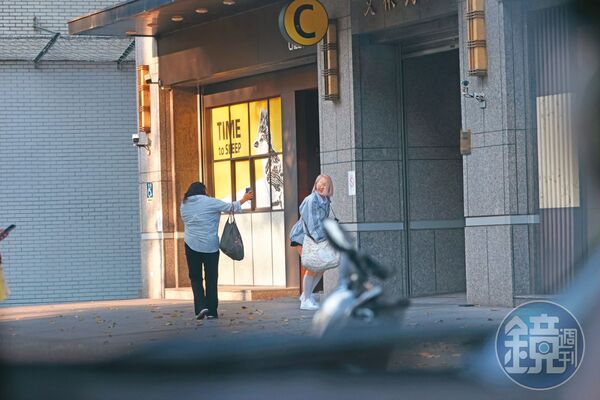 韓啦女神戴眼罩／獨家！來台加盟聲勢高　朴星垠獨眼入住平價旅館