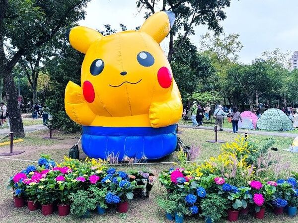▲「2026台北杜鵑花季」雖已落幕，但「拾花號」花屋、侏儸紀恐龍展區，以及6公尺高的皮卡丘氣偶，將持續展至4月6日。（圖／公園處提供）