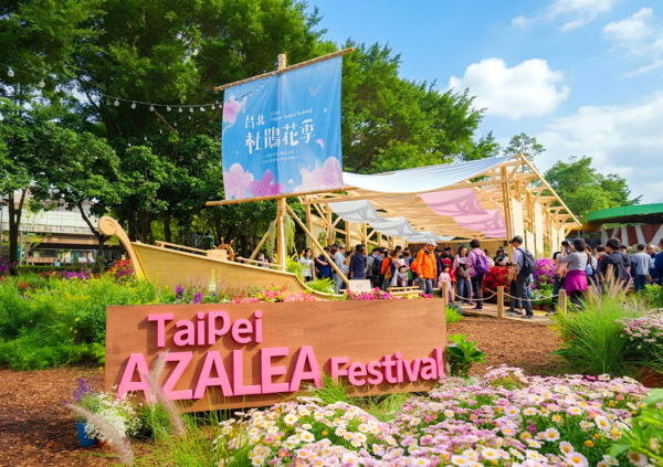 ▲「2026台北杜鵑花季」雖已落幕，但「拾花號」花屋、侏儸紀恐龍展區，以及6公尺高的皮卡丘氣偶，將持續展至4月6日。（圖／公園處提供）