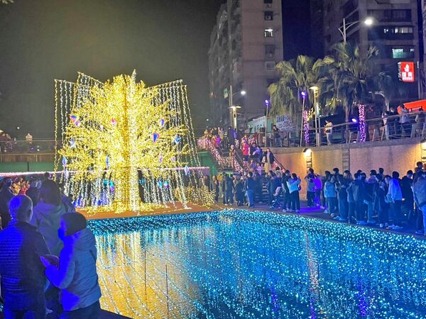 ▲2026中港光雕現場民眾絡繹不絕。（圖／新北市水利局提供）