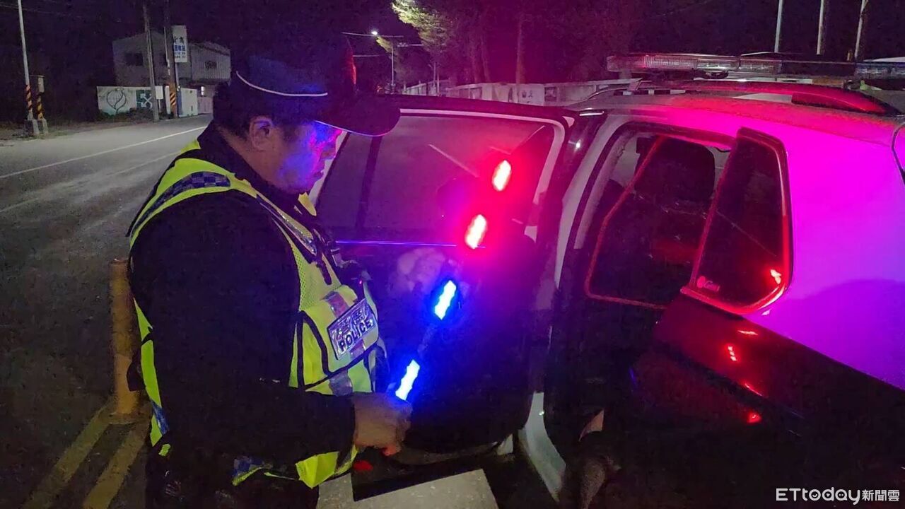 警友顧問捐贈20組LED警示燈 提升關山分局夜間執勤安全