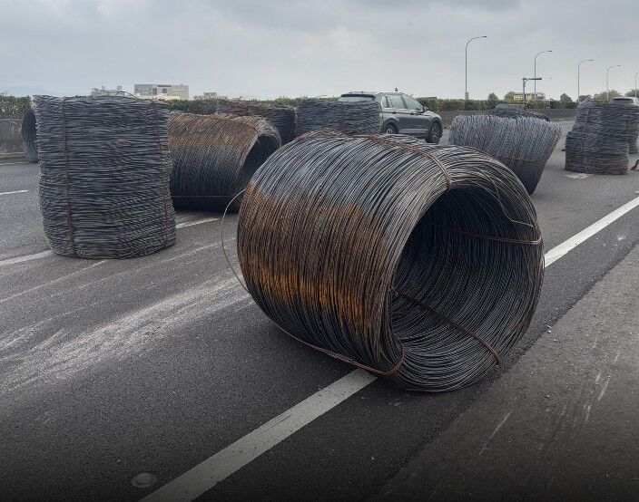 國道聯結車失控撞護欄!巨型鐵捲噴落 用路人嚇爆:我在搖滾區