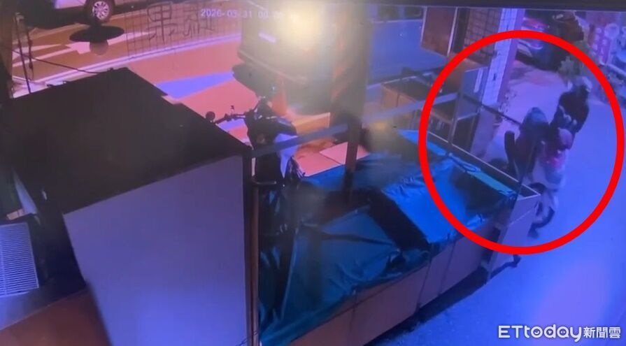 關掉總電源!千斤頂5分鐘撬開銀樓鐵捲門 偷走135萬+15金牌