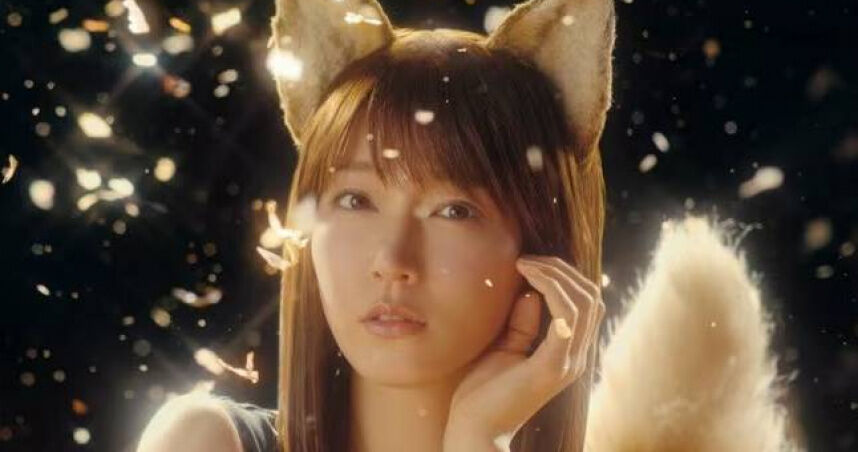 吉岡里帆戴上狐狸耳朵，再度詮釋經典角色。（圖／翻攝自，日清食品グループ公式チャンネル）