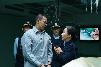 孫綻演受刑人「手銬、腳鐐戴整天」全黑青！自虐入戲：跪到腦震盪