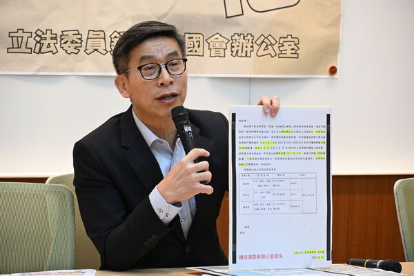 ▲▼塑膠袋之亂，民進黨立委鍾佳濱點名台塑石化疑有預謀減產哄抬，籲檢調徹查。（圖／立委鍾佳濱國會辦公室提供）