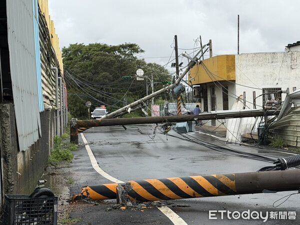桃園大貨車吊臂勾電線！扯倒整排9根電桿 附近住戶大停電 | ETtoday社會新聞 | ETtoday新聞雲