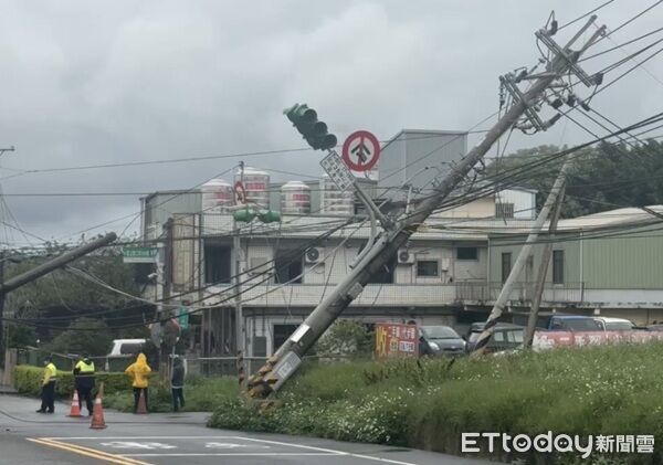 桃園大貨車吊臂勾電線！扯倒整排9根電桿 附近住戶大停電 | ETtoday社會新聞 | ETtoday新聞雲