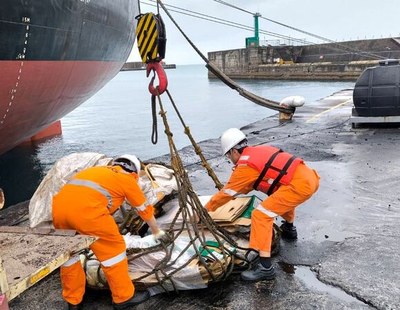 ▲收受船員生活垃圾與檢查。（圖／港務公司提供）