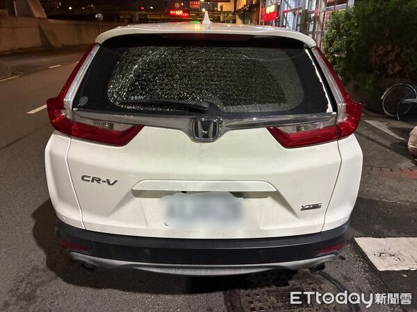 ▲▼休旅車擋風玻璃碎成蜘蛛網狀，警方初步懷疑遭BB彈襲。（圖／記者邱中岳翻攝）