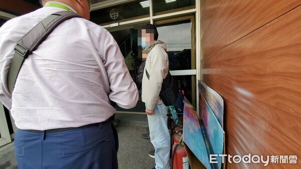 ▲中壢外送員倒地遭輾成兩截，遭疑比中指，家屬心碎「搞不好在求救啊」。（圖／記者黃彥傑攝，下同）