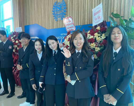 ▲越南海洋大學學生穿著船員服擔任接待，各個活潑大方。（圖／楊鈺池提供）