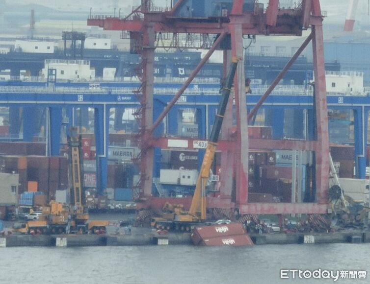 快訊/高雄港2貨船擦撞!4貨櫃掉落港內漂浮 港口一度封閉