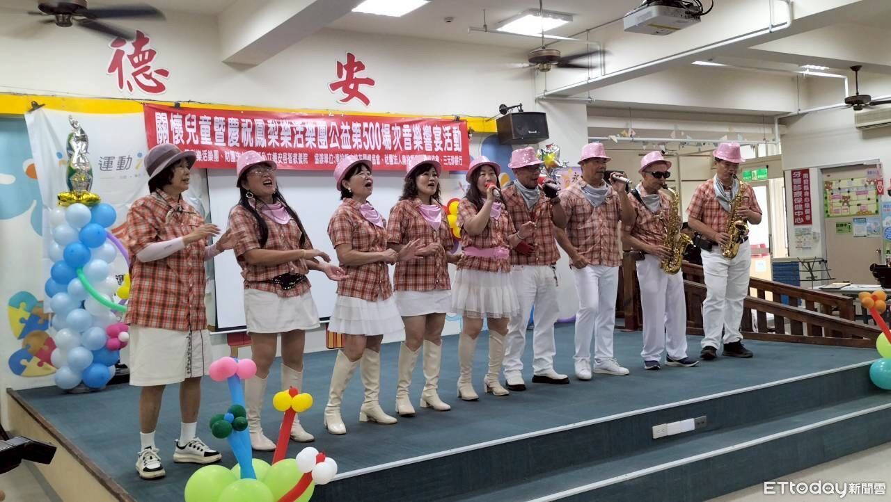 子車禍癱瘓10年仍做公益 許美麗率鳳梨樂活樂團13年達500場壯舉