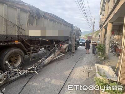 砂石車失控衝路邊「電桿被撞成碎片」超慘畫面曝　114戶停電