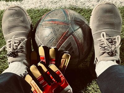 用胸口擋射門！49歲足球守門員突「跪地不起」...送醫不治