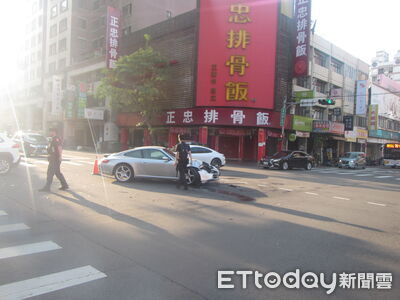 台中900萬保時捷闖紅燈被撞！旋轉270度　駕駛辯：陽光太刺眼