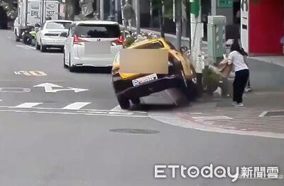 小黃運將路不熟！開車還回頭看門牌　衝上人行道輾行人腳趾