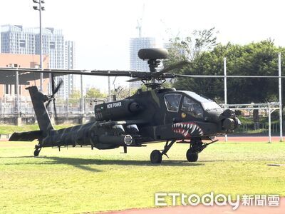 超帥片！猛虎彩繪阿帕契直昇機台中亮相　黑鷹領航逢甲大學試降