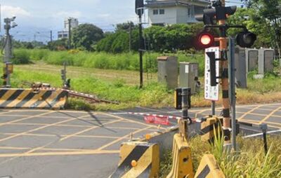 巨型紅檜掉落平交道!台鐵區間車煞不住慘撞 貨車駕駛下場曝