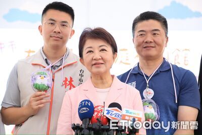 盧秀燕出手！江啟臣楊瓊櫻明團結誓師大會合體　台上愛的抱抱