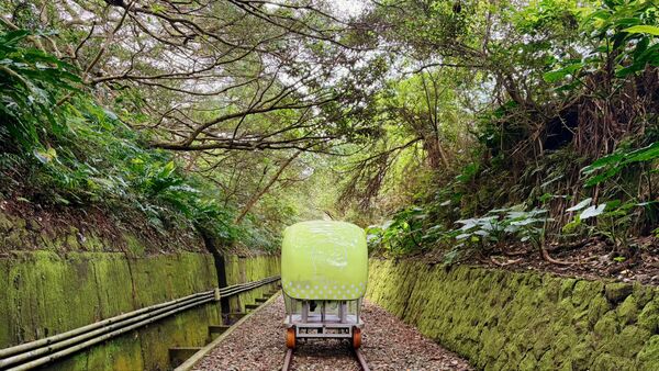 ▲海岸線旁的深澳鐵道自行車將於 4、5 月週末迎來「鐵道．海．故事」環保市集。（圖／新北市觀旅局提供）